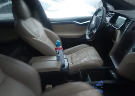 2016 Tesla Model X 60D/70D/75D/90D z USA, uszkodzony, nr VIN 5YJXCDE27GF028932